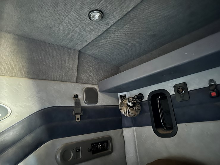 #33704-•-2011-mack-cxu-t/a-sleeper-truck-tractor-1m1aw09y8bm013165-image-82