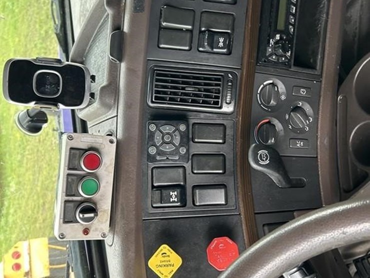 volvo-vnl42t670-image-22