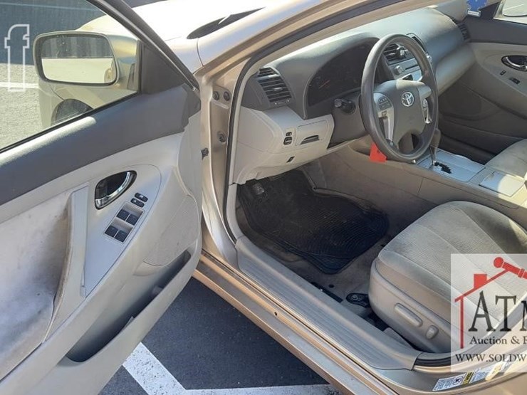 2010-toyota-camry-le-image-11