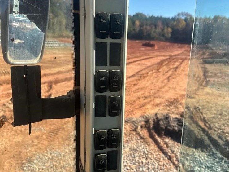 2011-volvo-l60f-image-19