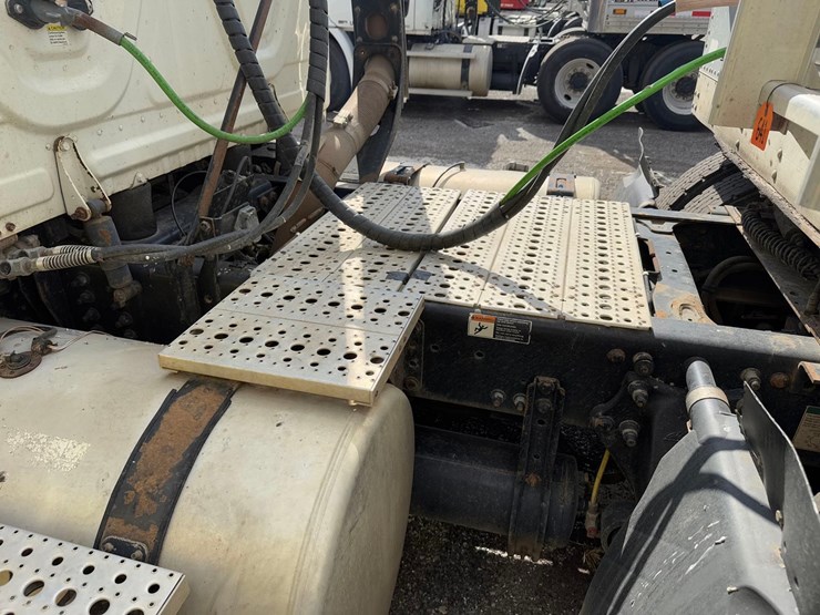 freightliner-semi-tractor-image-7