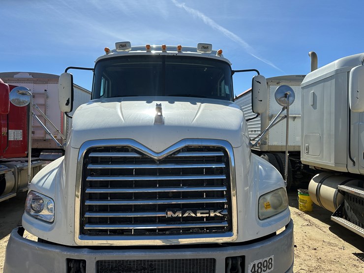 #33710-•-2011-mack-cxu-t/a-sleeper-truck-tractor-1m1aw09y3bm013638-image-40