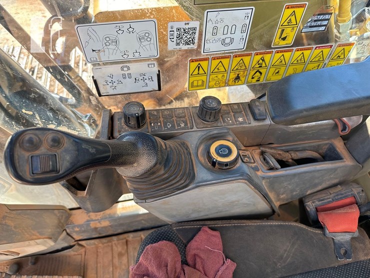 2022-caterpillar-320-image-18