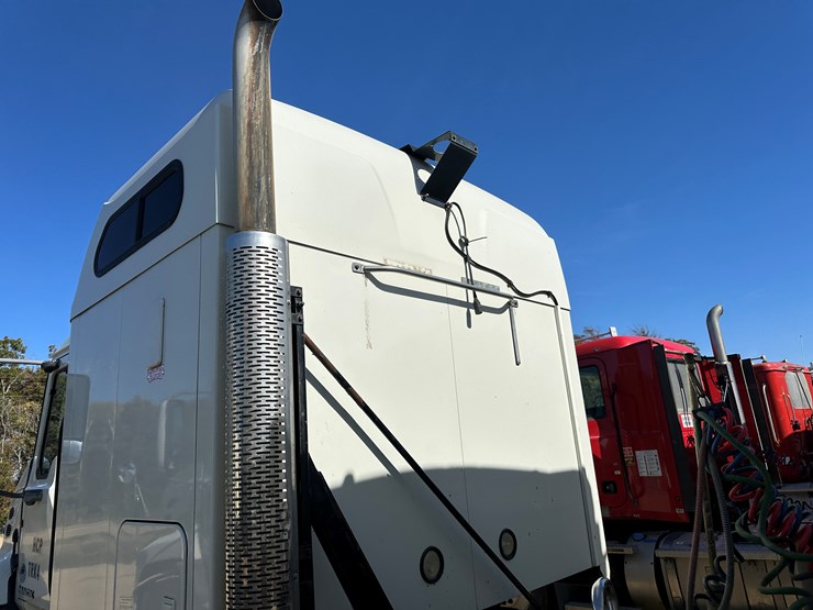 #33710-•-2011-mack-cxu-t/a-sleeper-truck-tractor-1m1aw09y3bm013638-image-27