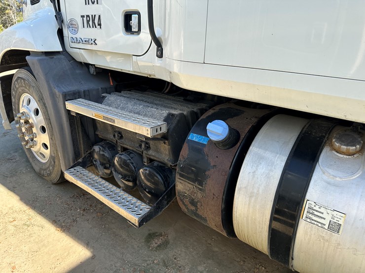 #33710-•-2011-mack-cxu-t/a-sleeper-truck-tractor-1m1aw09y3bm013638-image-32