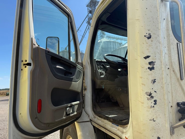 freightliner-semi-tractor-image-21