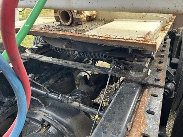 volvo-vnl42t670-image-42