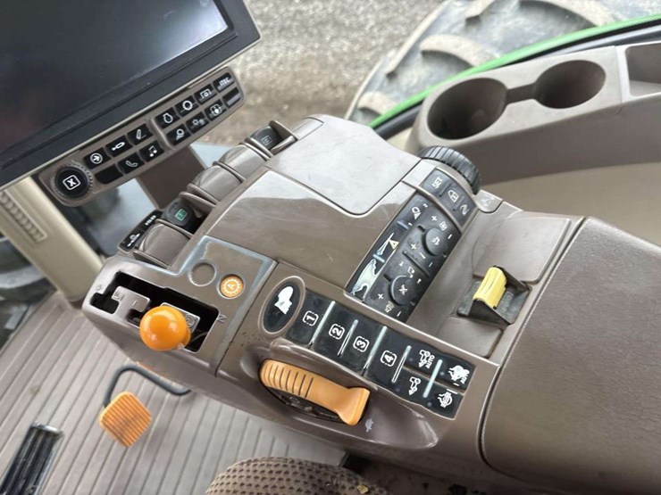 2014-john-deere-8245r-image-23