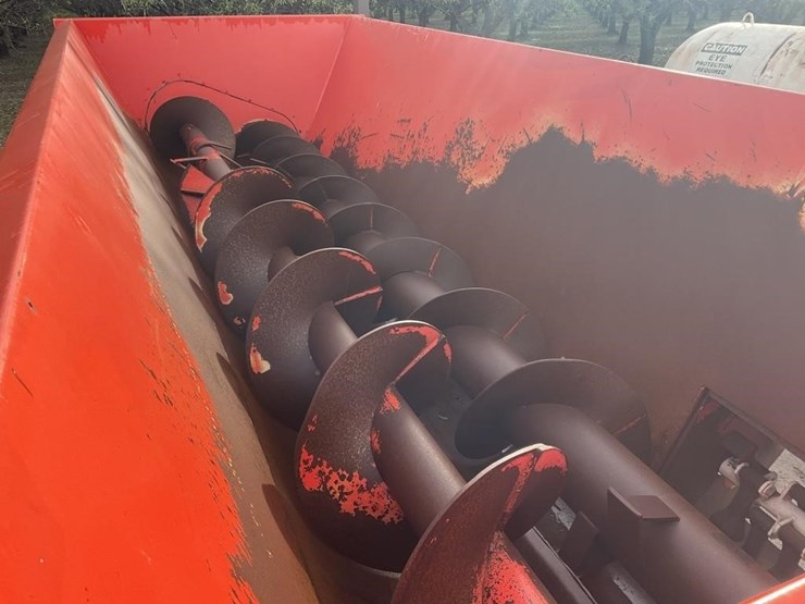 kuhn-slinger-8118-16'x7'-pull-pto-manure-spreader-image-8