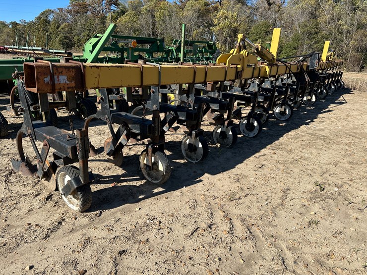 #33726-•-16-row-30"-cultivator-image-2
