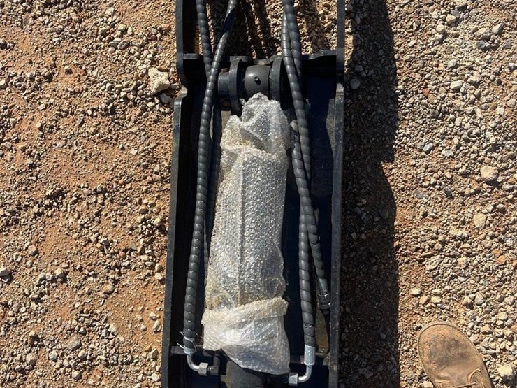 future-7t-46in-hydraulic-thumb-clamp-image-3