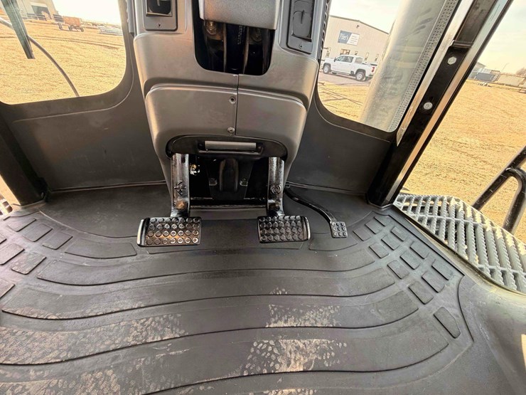 2020-agco-mt875e-large-frame-row-crop-track-tractor-image-36