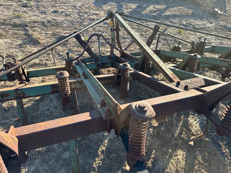 #33752-•-4.5'-chisel-plow-image-8