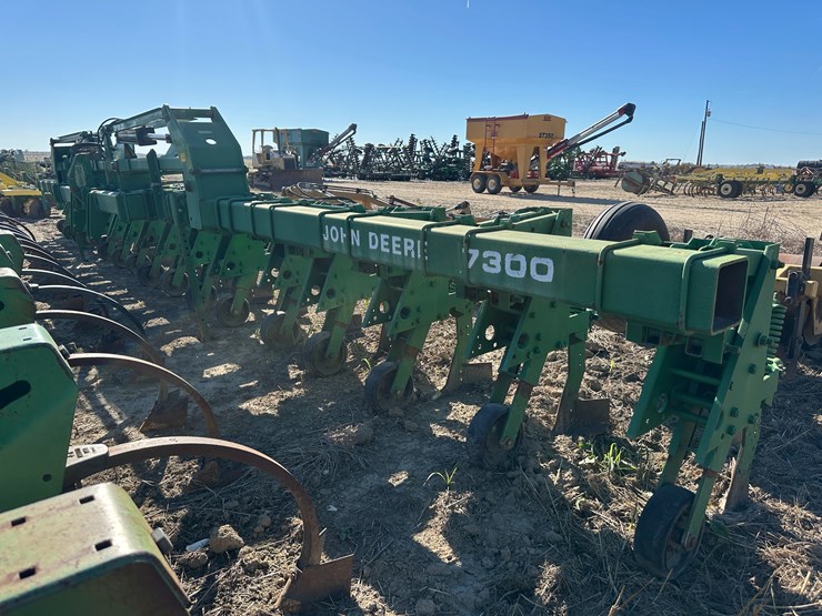 #33728-•-16-row-30"-cultivator-image-1