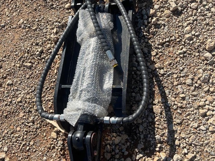 future-3t-30in-hydraulic-thumb-clamp-image-3