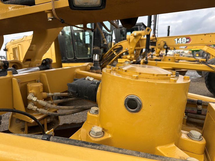 2022-caterpillar-140gc-image-44