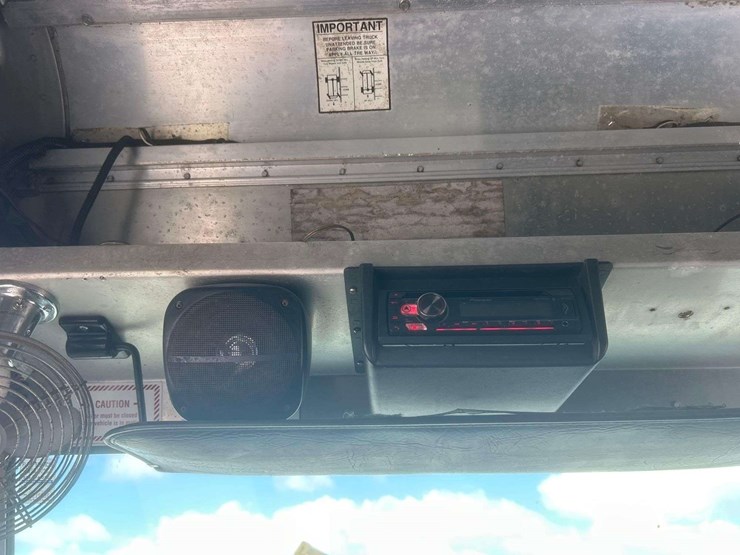 2014-freightliner-mt55-image-13