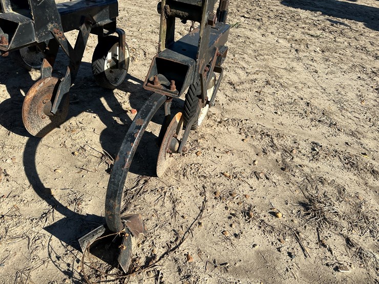 #33726-•-16-row-30"-cultivator-image-19
