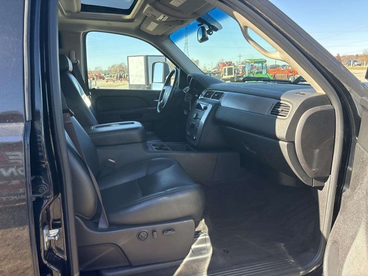 2013-chevrolet-3500hd-image-21