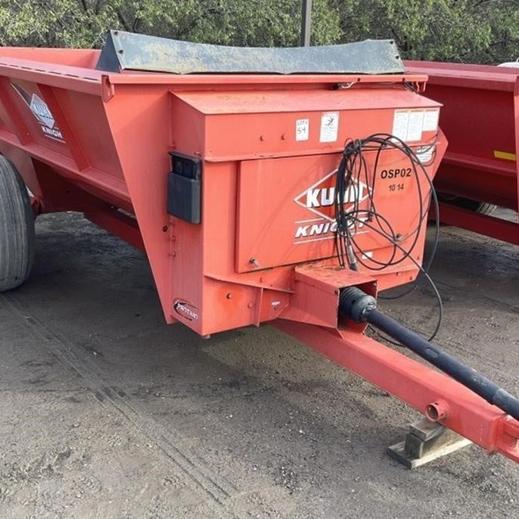 KUHN Slinger 8118 7'x16' Pull PTO Manure Spreader