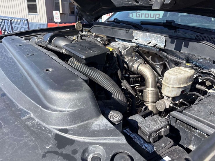 2018-chevrolet-silverado-3500hd-4x4-crew-cab-pickup-truck-image-8