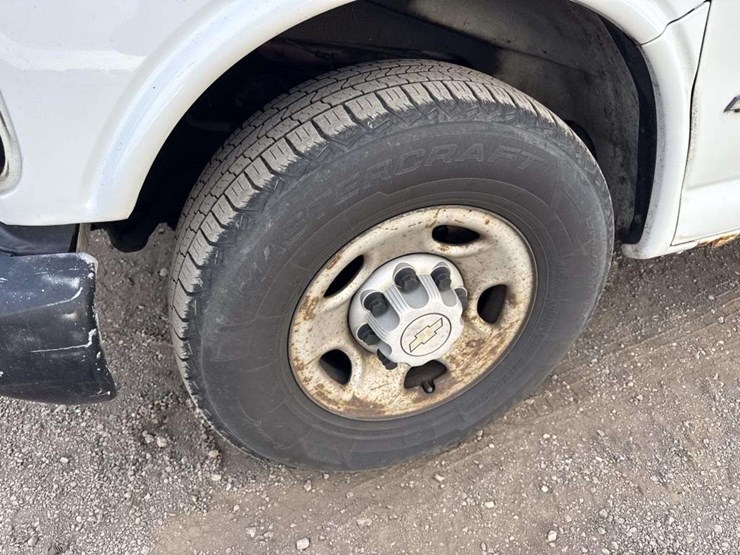 2001-chevrolet-express-g2500-image-8