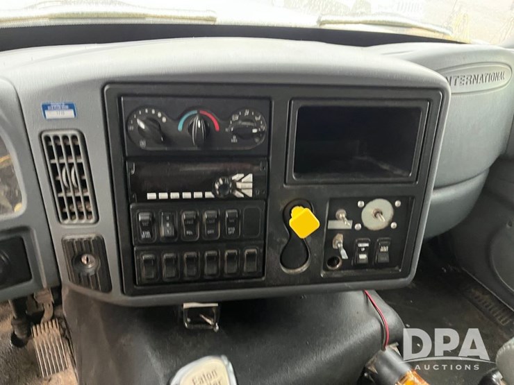 2005-international-7600-image-61