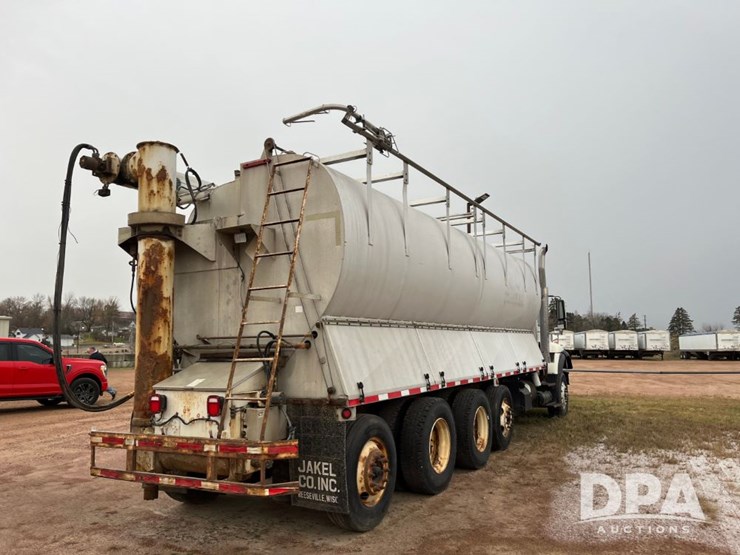 2005-international-7600-image-7