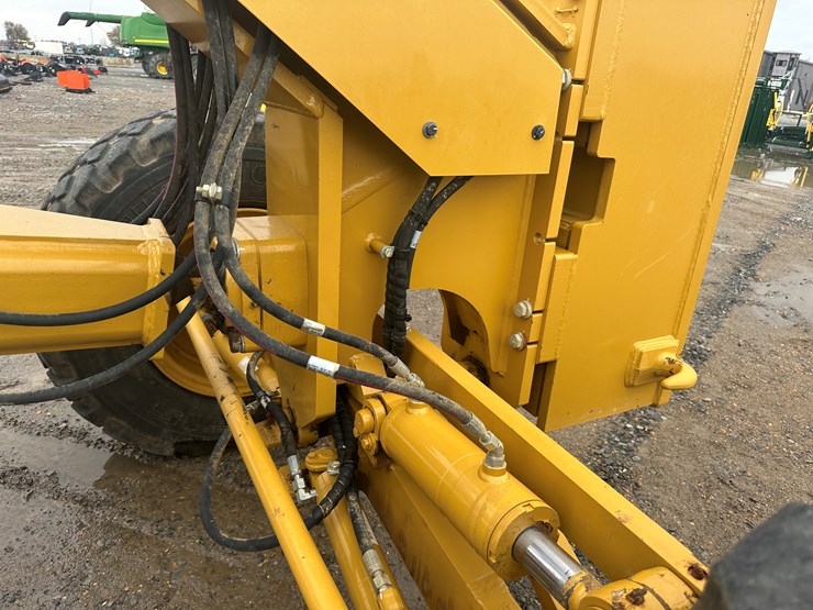 2022-caterpillar-140gc-image-43