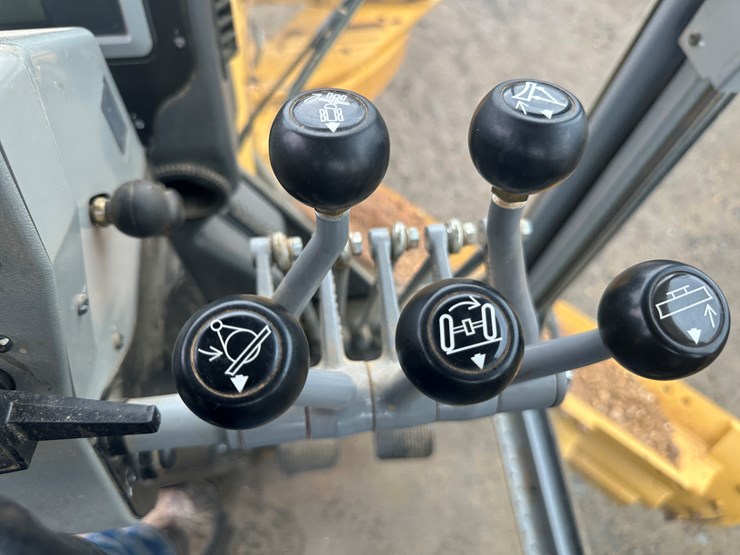 2022-caterpillar-140gc-image-104