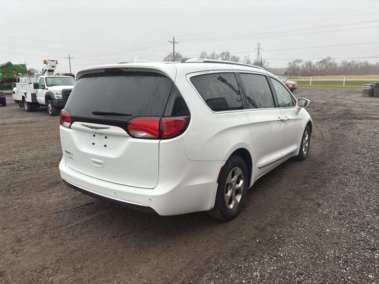 2017-chrysler-pacifica-image-5