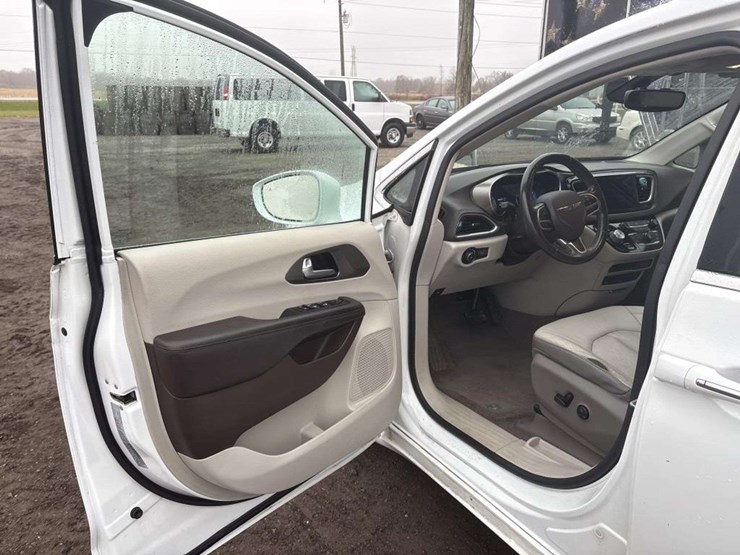 2017-chrysler-pacifica-image-12