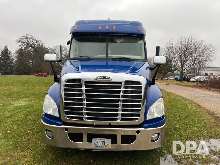 2013-freightliner-truck-(jn3436,-unit-4076)-image-3