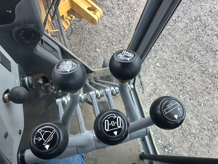 2022-caterpillar-140gc-awd-image-117