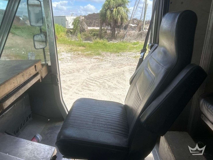 2014-freightliner-mt55-image-10