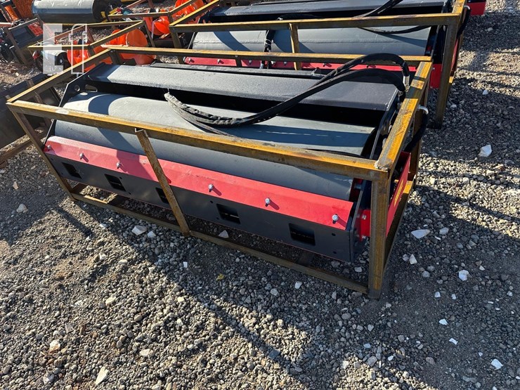 raytree-76in-skid-steer-vibratory-roller-attachmen-image-1