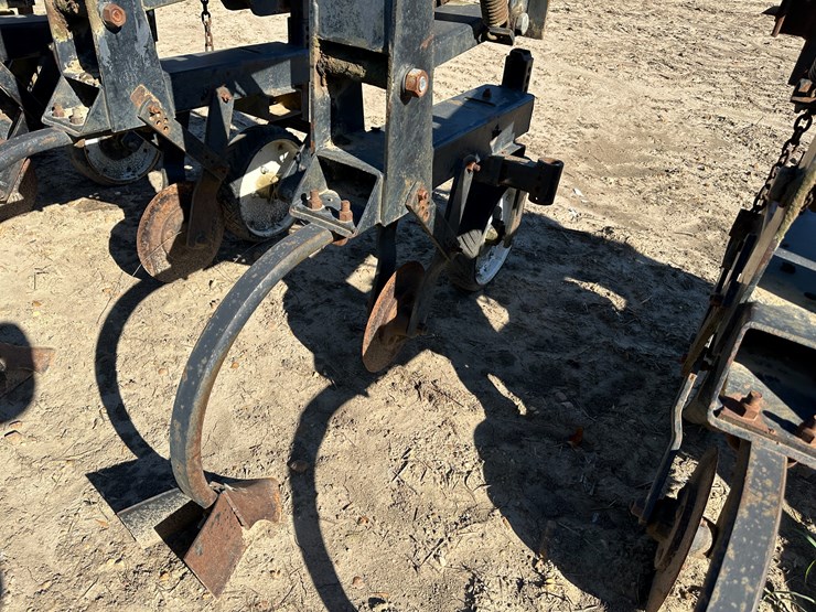 #33726-•-16-row-30"-cultivator-image-24