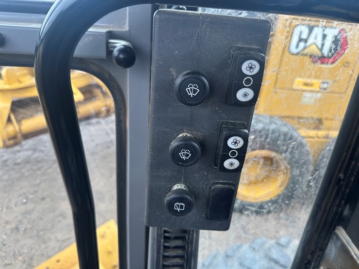 2022-caterpillar-140gc-image-103