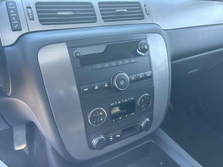 2013-chevrolet-3500hd-image-23