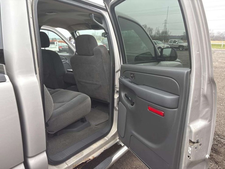 2006-chevrolet-k2500-image-17