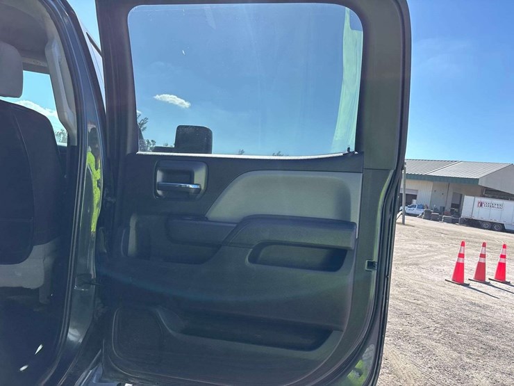 2018-chevrolet-silverado-3500hd-4x4-crew-cab-pickup-truck-image-19