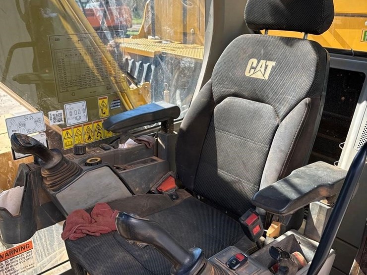 2022-caterpillar-320-image-22