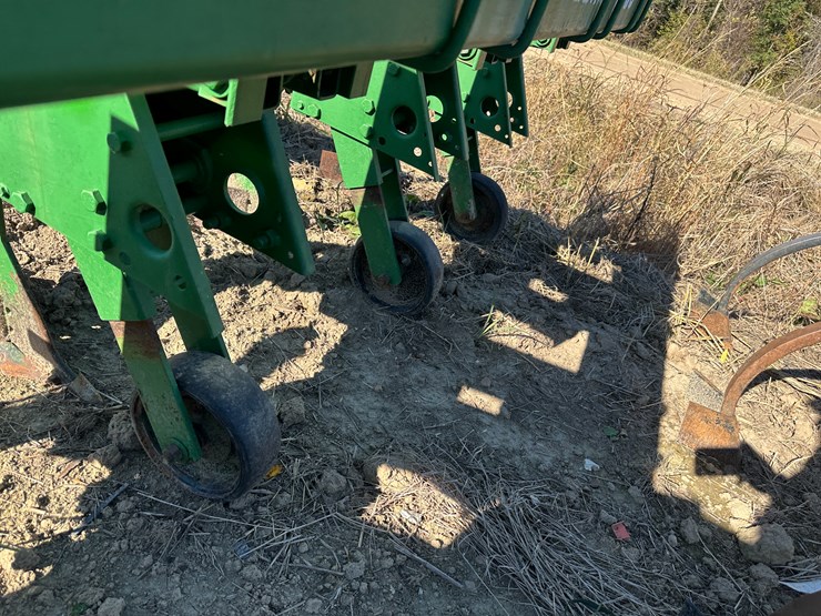 #33728-•-16-row-30"-cultivator-image-40