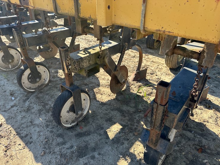 #33726-•-16-row-30"-cultivator-image-15