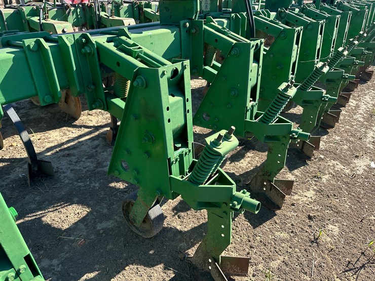 #33728-•-16-row-30"-cultivator-image-11