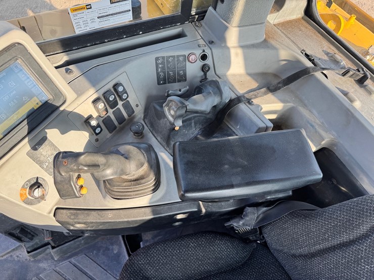 2019-caterpillar-d8t-image-43