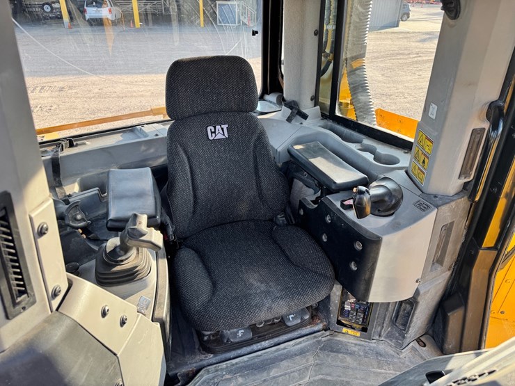 2019-caterpillar-d8t-image-39