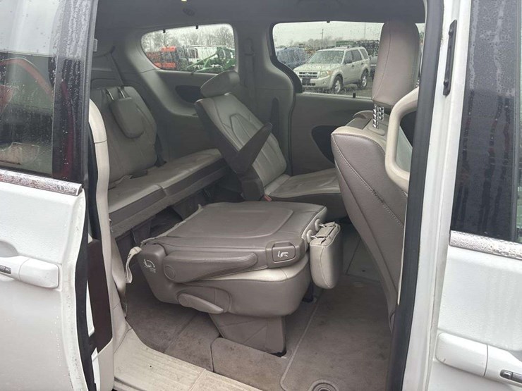 2017-chrysler-pacifica-image-17