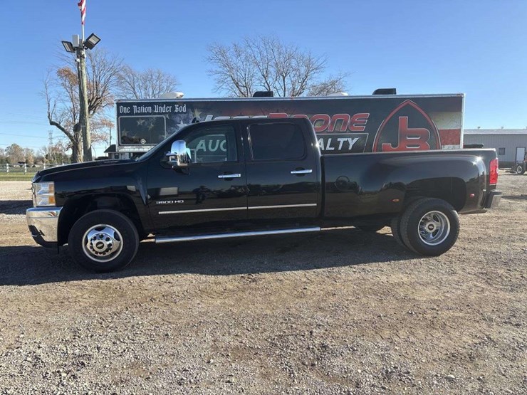 2013-chevrolet-3500hd-image-2