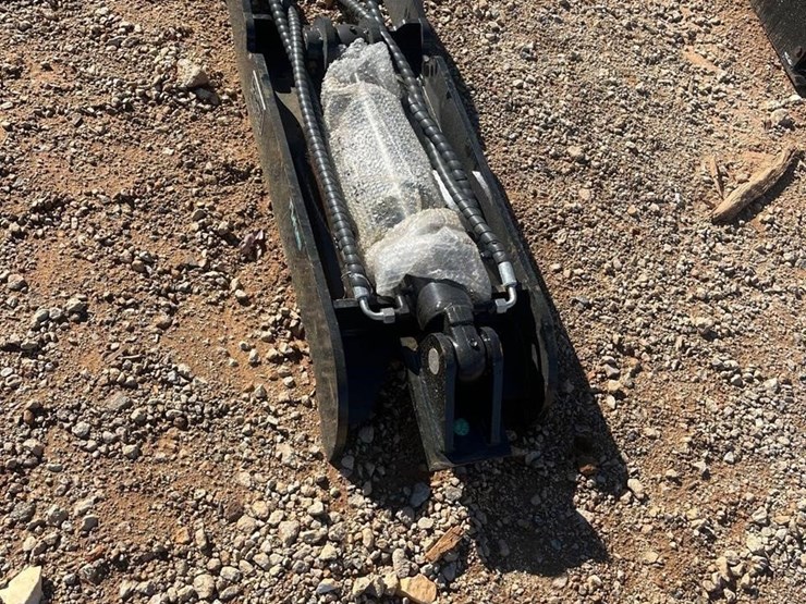 future-7t-46in-hydraulic-thumb-clamp-image-1